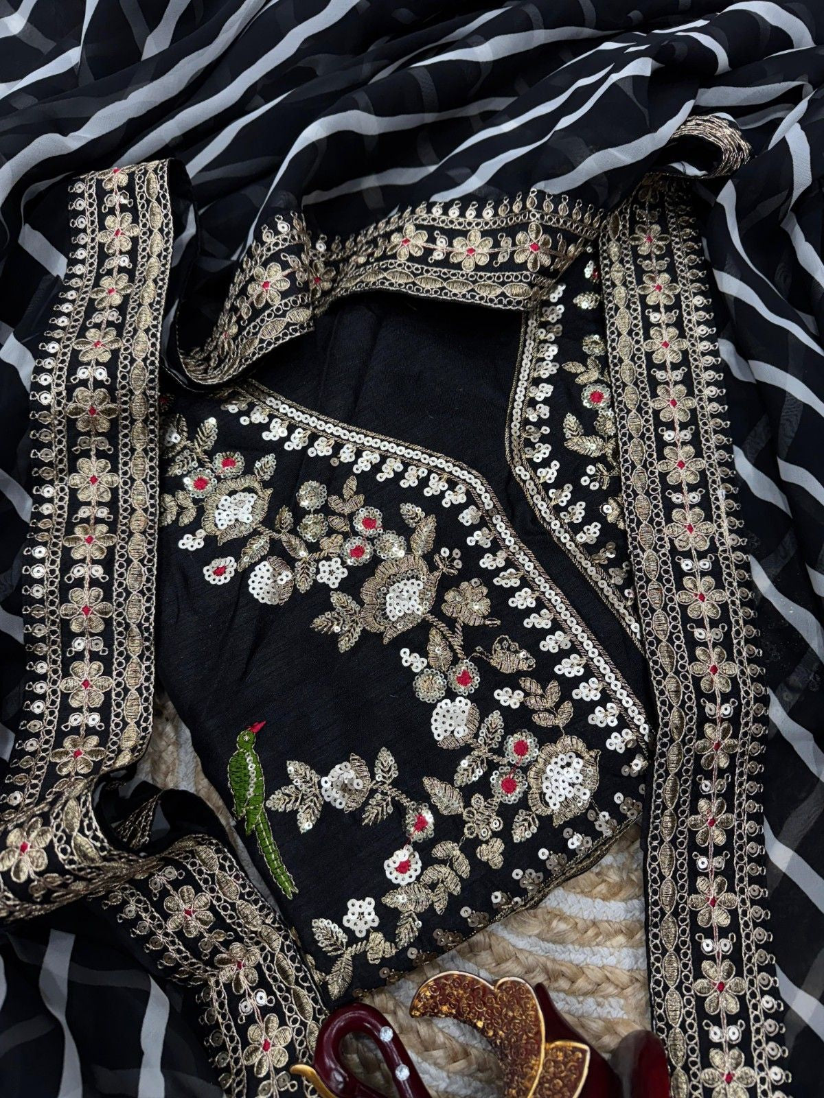 Royal Leriya Lace Elegance