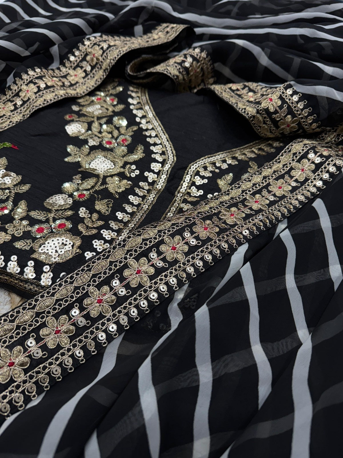 Royal Leriya Lace Elegance